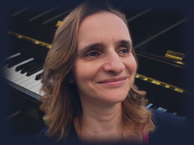 Lucia Cerquetti Ritratto di Lucia Cerquetti con un pianoforte come sfondo.